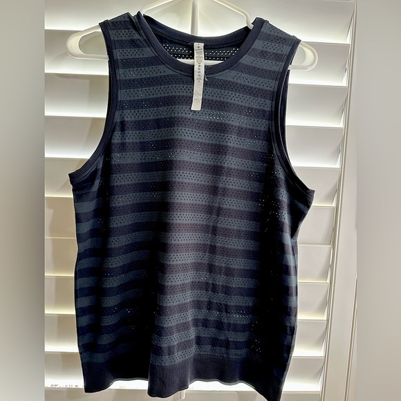 Lululemon Muscle Top - Picture 1 of 3